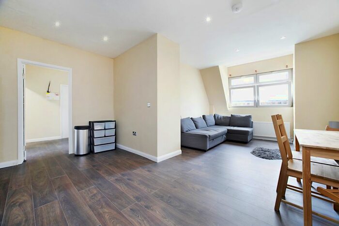 2 Bedroom Flat To Rent In St. Johns Estate, Tower Bridge Road, London, SE1