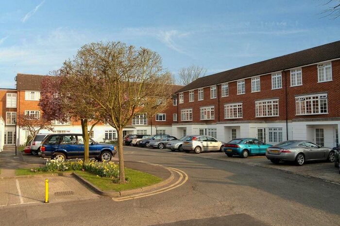 2 Bedroom Flat To Rent In Lammas Court, Windsor, SL4