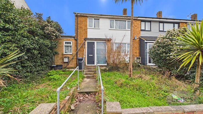 3 Bedroom End Of Terrace House For Sale In Hammondstreet Road, Cheshunt, Waltham Cross, EN7