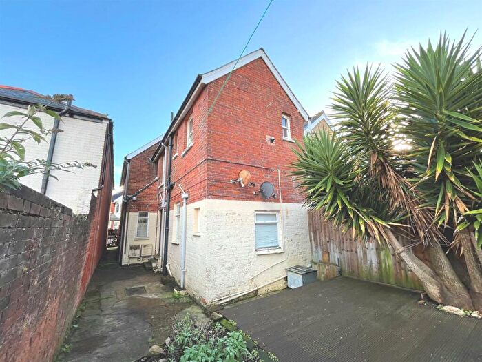 2 Bedroom Flat For Sale In Yarborough Road, East Cowes, PO32