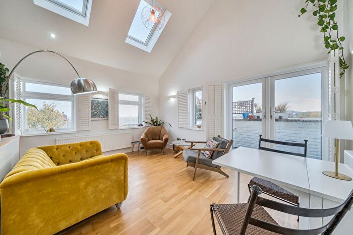 2 Bedroom Flat For Sale In Blythe Hill, London, SE6