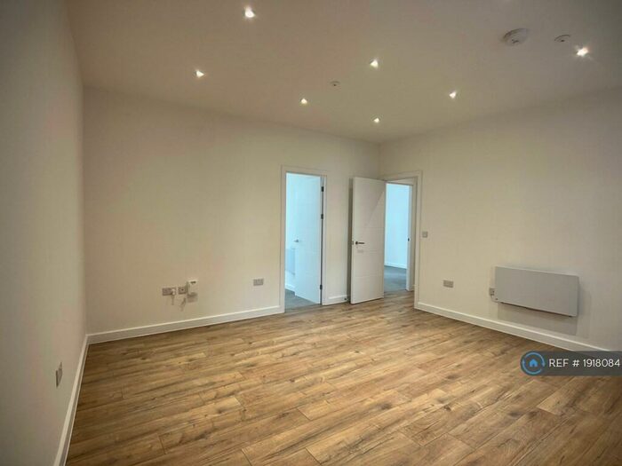 2 Bedroom Flat To Rent In Oriel House, Northampton, NN1