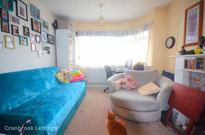 2 Bedroom Maisonette For Sale In Fullwell Avenue, IG5