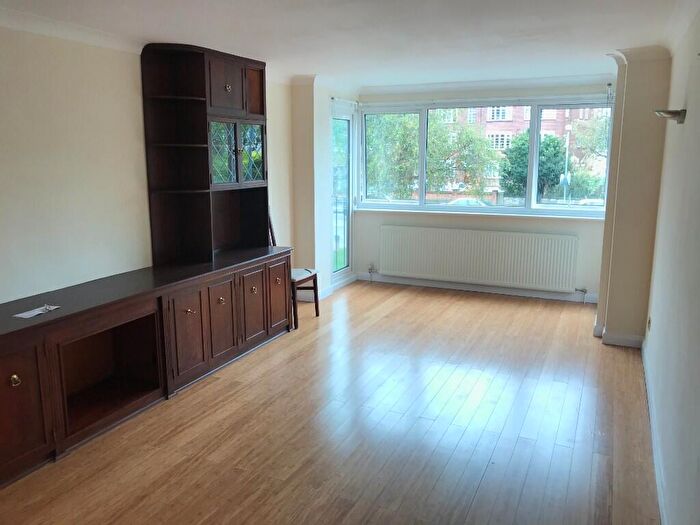 2 Bedroom Flat To Rent In New Wanstead, London, E11