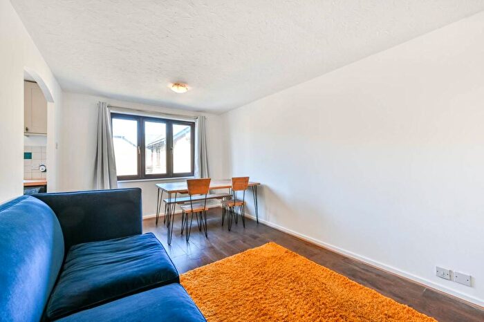 2 Bedroom Flat To Rent In Riverside Close, Clapton, London, E5