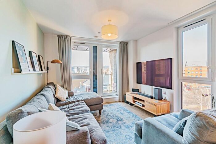 2 Bedroom Flat For Sale In Marketfield Way, Redhill, Surrey, RH1