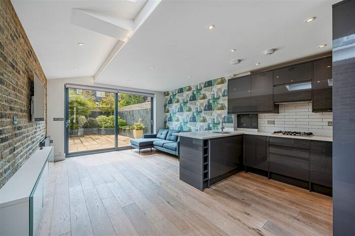 2 Bedroom Flat To Rent In Leythe Road, London, W3