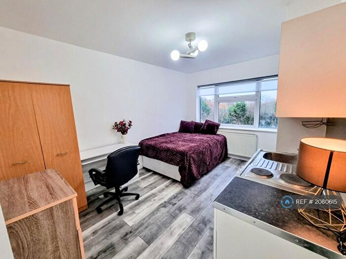 Studio To Rent In Sunny Gardens Parade, London, NW4