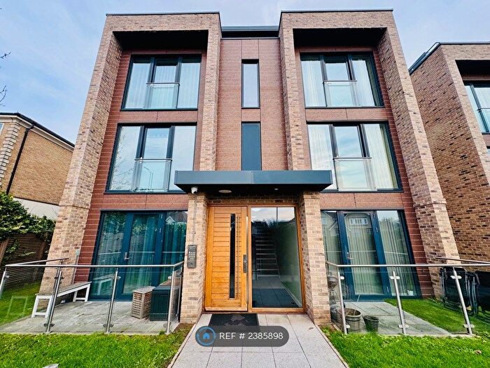 2 Bedroom Flat To Rent In Epsom Court, London, NW4