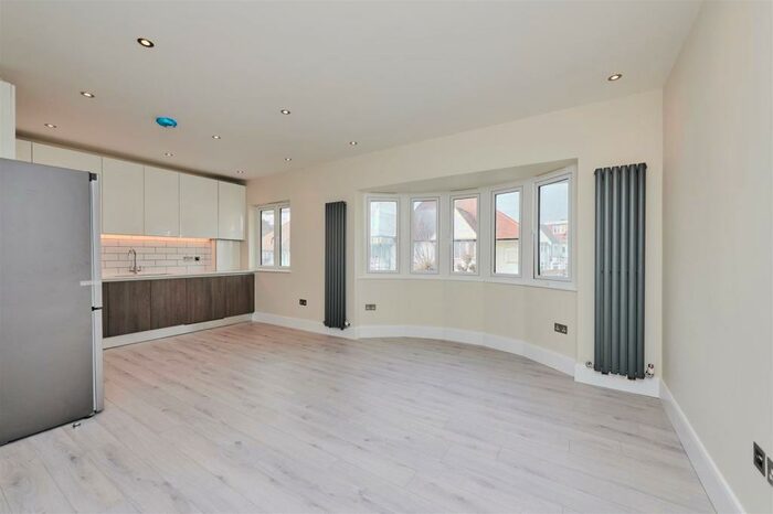 2 Bedroom Flat To Rent In Clifton Gardens, Temple Fortune, NW11