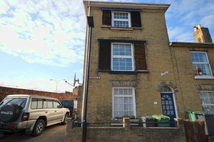 3 Bedroom Flat To Rent In Hearn Street, Newport, PO30