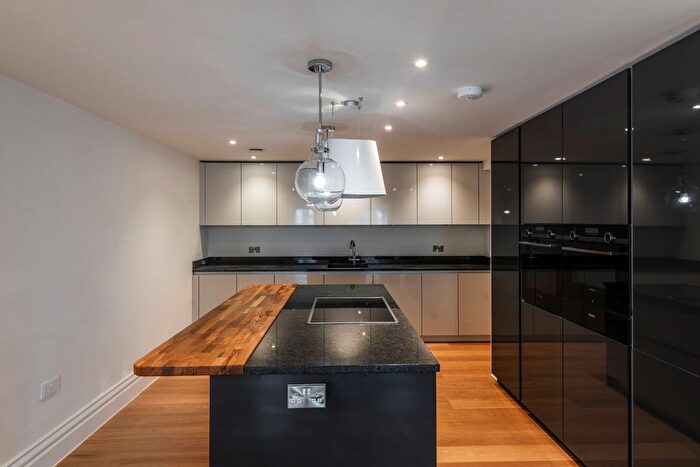 2 Bedroom Flat To Rent In Cathedral Yard, Exeter, EX1