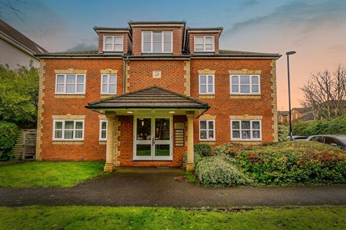 2 Bedroom Flat For Sale In Hollycroft Close, South Croydon, CR2