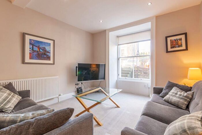3 Bedroom Flat To Rent In L Dundonald Street, Edinburgh, EH3
