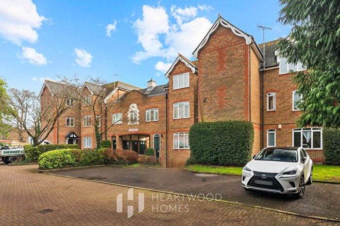 2 Bedroom Flat For Sale In Latium Close, Holywell Hill, St. Albans, AL1