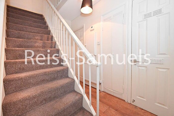 4 Bedroom Maisonette To Rent In Cooks Road, Kennington, Southwark, London, SE17