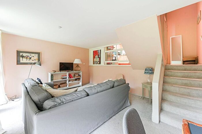 3 Bedroom Maisonette To Rent In Tachbrook Street, Westminster, London, SW1V