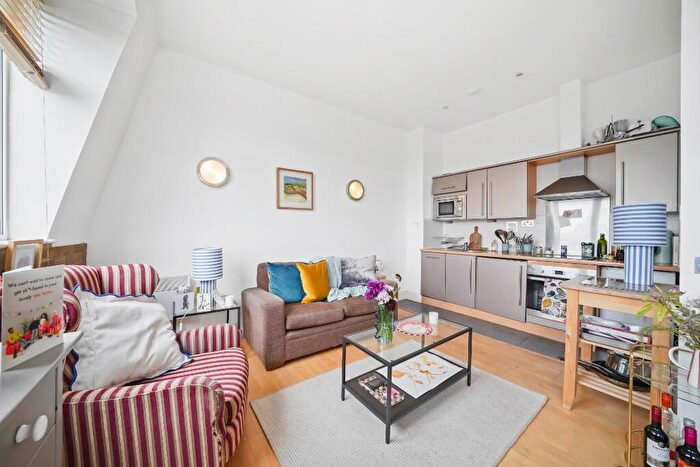 1 Bedroom Apartment For Sale In Peckham Grove, London, SE15