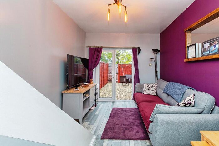 2 Bedroom End Of Terrace House For Sale In Northern Road, Aylesbury, HP19