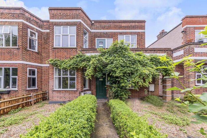 2 Bedroom Flat To Rent In Meadway, Twickenham TW2