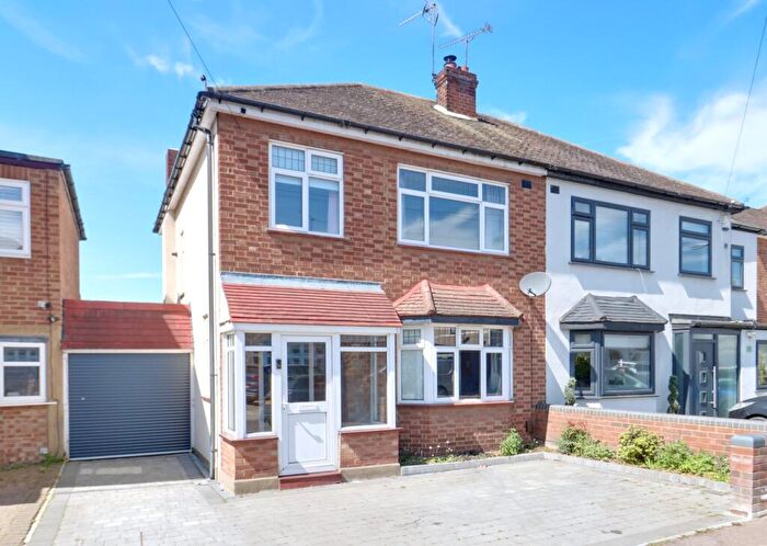 3 Bedroom Semi-Detached House For Sale In Maclennan Avenue, Rainham, RM13