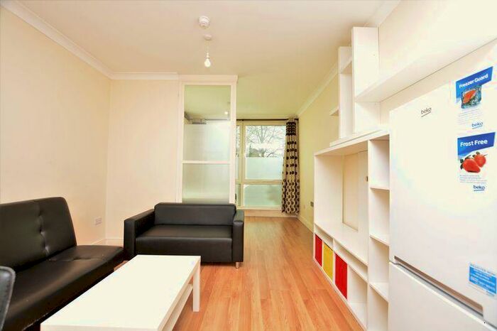 Flat To Rent In High Street, Slough, SL1