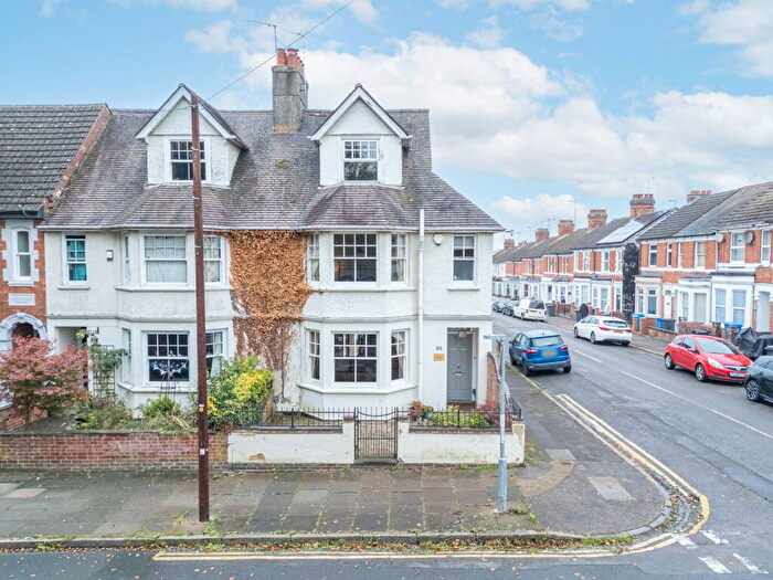 4 Bedroom Semi-Detached House For Sale In Park View, Kettering, NN16