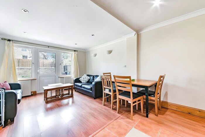 3 Bedroom Flat To Rent In Tooting Bec Road, Tooting Bec, SW17