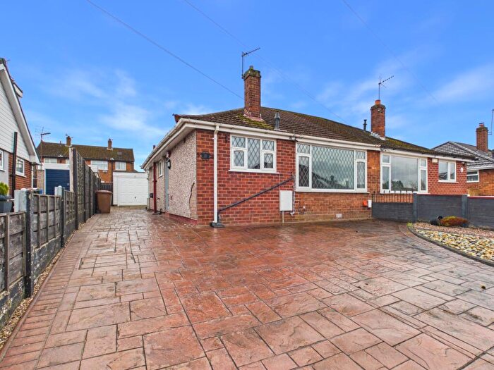 2 Bedroom Semi-Detached Bungalow To Rent In Martin Close, Denton, Manchester, M34