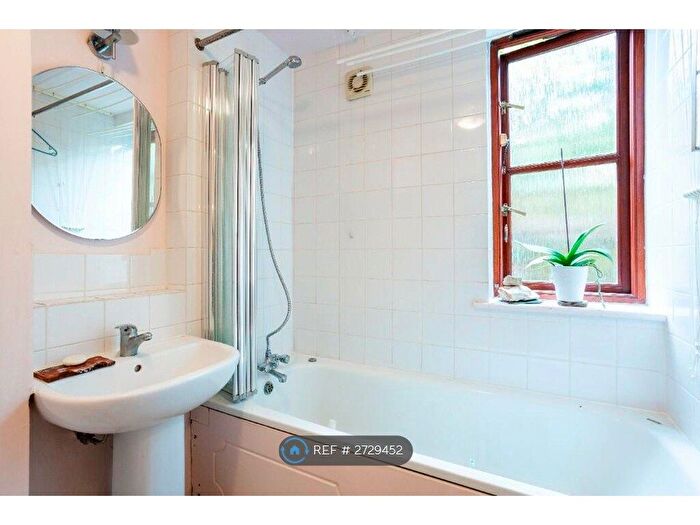 2 Bedroom Flat To Rent In Sugar Loaf Walk, London, E2