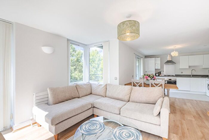 2 Bedroom Flat For Sale In Hunt Close, London, W11