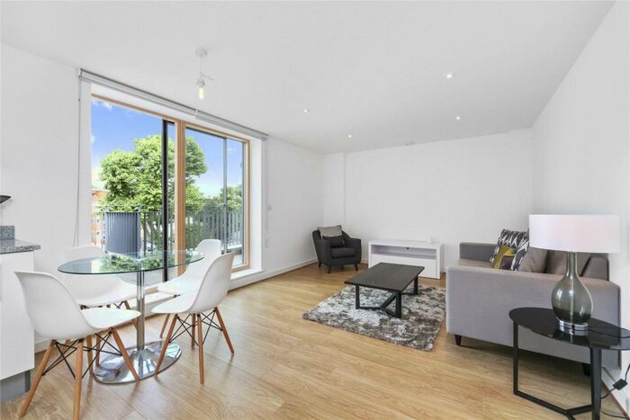 2 Bedroom Apartment To Rent In Green Lanes London, N16