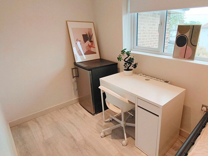 2 Bedroom Flat To Rent In Addison Gardens, Surbiton, KT5