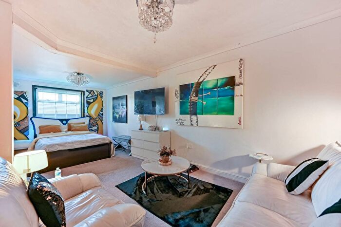 4 Bedroom Semi-detached House For Sale In Cranford Park Road, Hayes And Harlington, Hayes, UB3