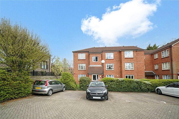 1 Bedroom Flat For Sale In Badgers Close, Enfield, EN2