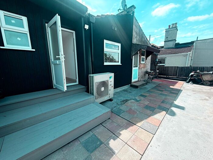 4 Bedroom Flat To Rent In Ilford, IG1