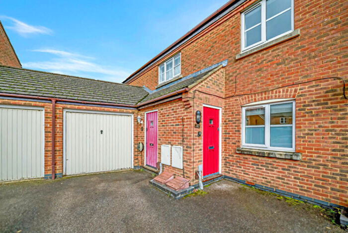 2 Bedroom Maisonette To Rent In Fairford Leys Way, Aylesbury, HP19