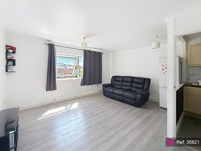 2 Bedroom Flat To Rent In Handcross Road, Luton, LU2