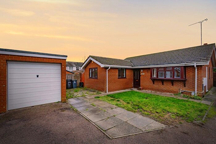 3 Bedroom Bungalow For Sale In Almond Close, Luton, Bedfordshire, LU3