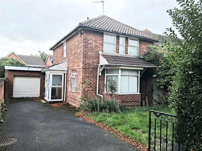 3 Bedroom Semi-detached House For Sale In Bedford Road, West Bromwich, West Midlands, B71