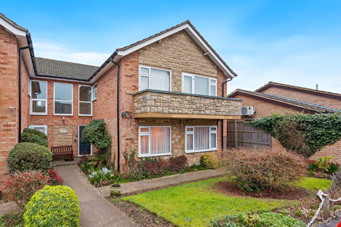 2 Bedroom Flat For Sale In Pipers Close, Kettering, NN15