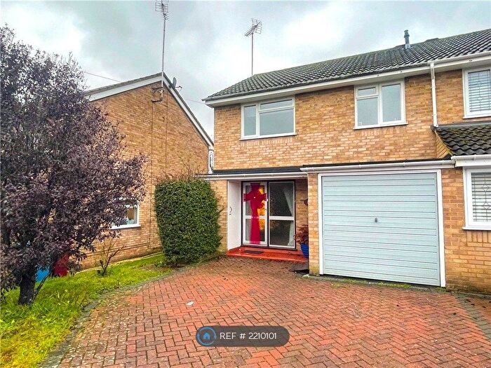3 Bedroom Semi-Detached House To Rent In Ashfield Green, Yateley, GU46