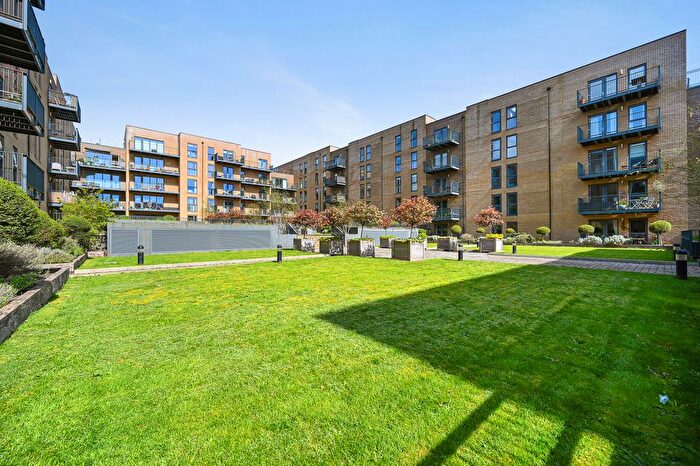 3 Bedroom Flat For Sale In Apple Yard, London, SE20