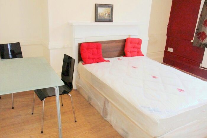 Studio To Rent In Cricklewood Lane, London NW2