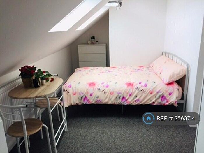 Studio To Rent In Berkshire Gardens, London, N13