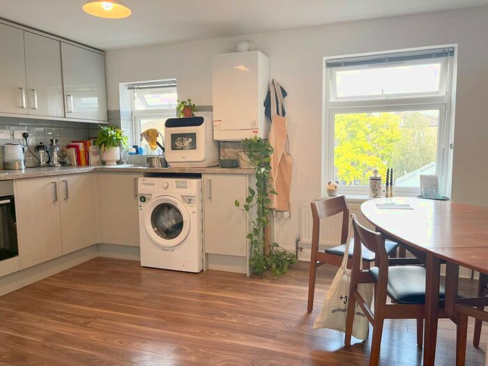 2 Bedroom Flat To Rent In Greenwood Road, Hackney, E8