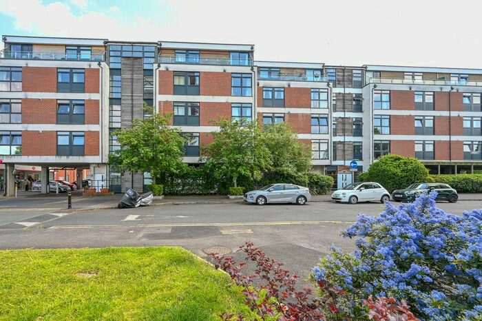2 Bedroom Flat For Sale In Aits View, Victoria Avenue, West Molesey, KT8