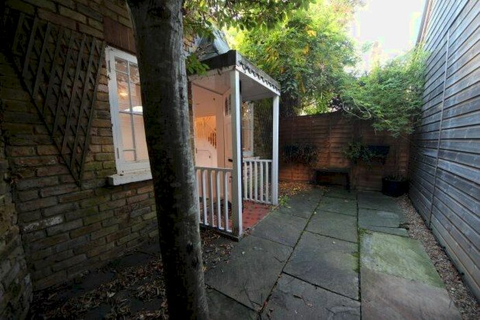 1 Bedroom Property To Rent In Dickens Close, Richmond, TW10