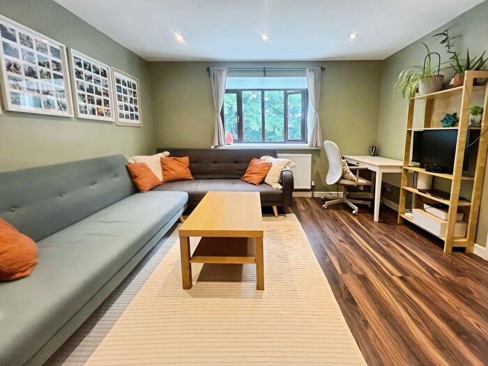 1 Bedroom Flat For Sale In Frankswood Avenue, Yiewsley, West Drayton, UB7