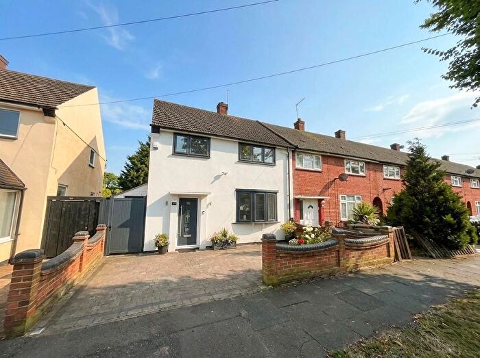 3 Bedroom End Of Terrace House For Sale In Dagnam Park Drive, Romford, RM3